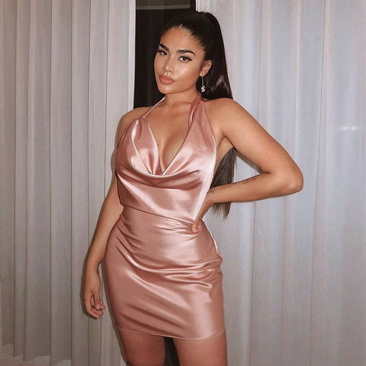 Mini Robe Satinée Col Bénitier — Sensualité & Raffinement en Une Seule Pièce